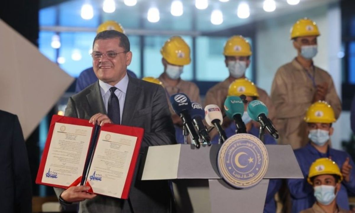 Prime Minister signs two decrees by direct contract for the South Refinery and cooking gas plant in Sharara oilfield