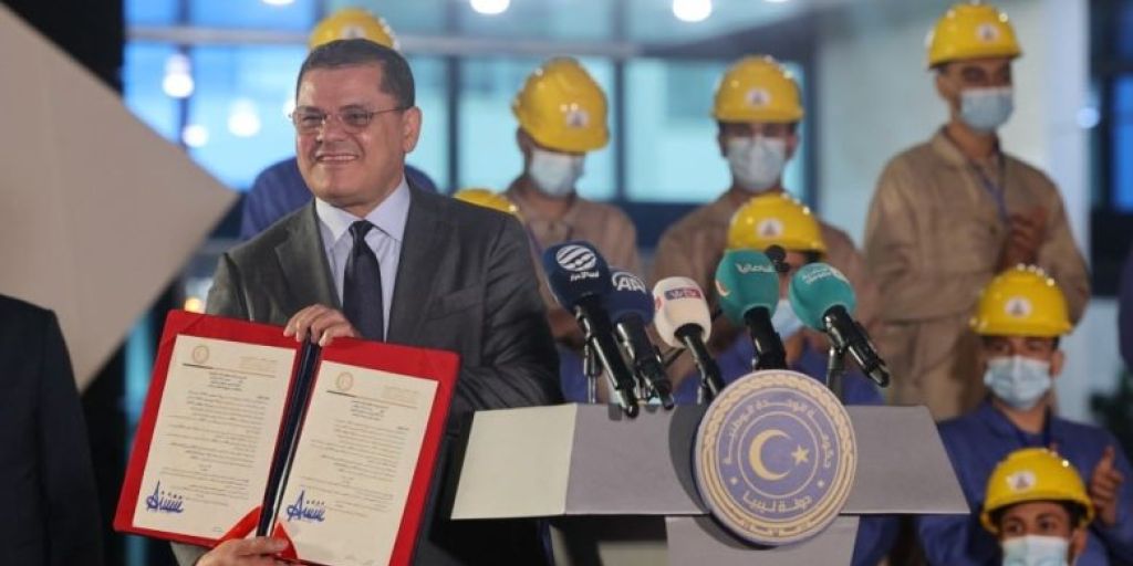 Prime Minister signs two decrees by direct contract for the South Refinery and cooking gas plant in Sharara oilfield