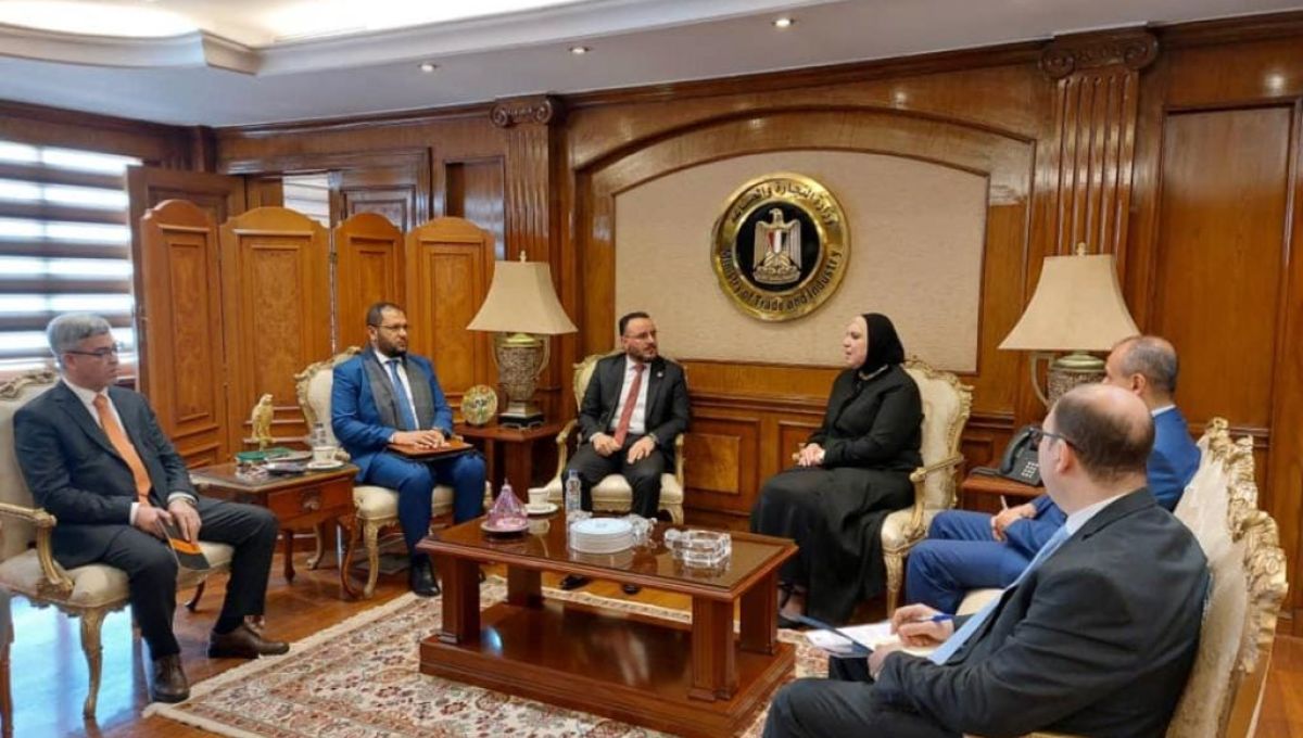 وزير الصناعة والمعادن يلتقي وزيرة التجارة والصناعة بجمهورية مصر