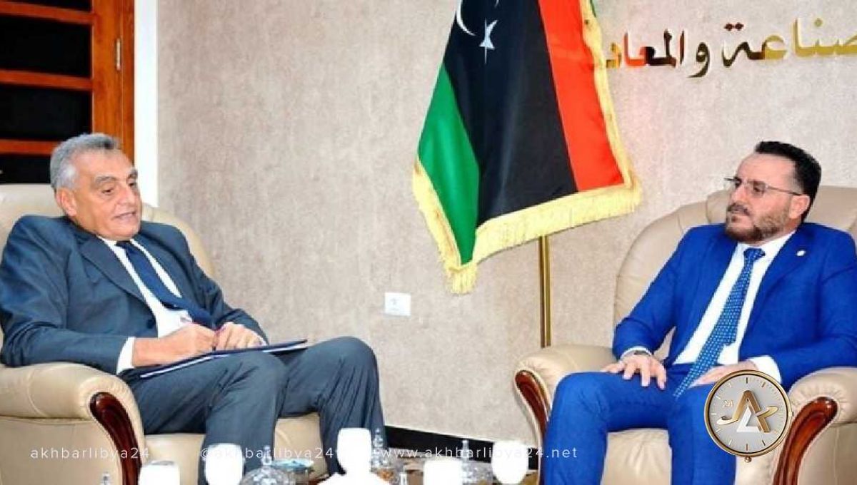 وزير الصناعة والمعادن يبحث مع السفير الإيطالي إعادة تشغيل مصنع الشاحنات والحافلات تاجوراء