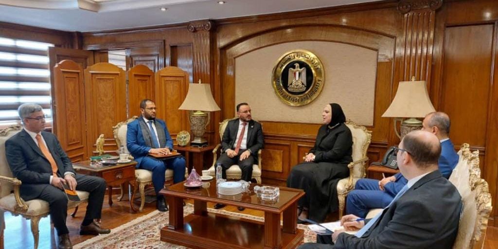 وزير الصناعة والمعادن يلتقي وزيرة التجارة والصناعة بجمهورية مصر
