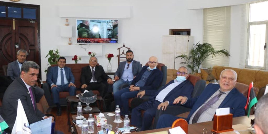 وفد من غرفة التجارة التونسية بمدينة صفاقس يزور ميناء بنغازي البحري.