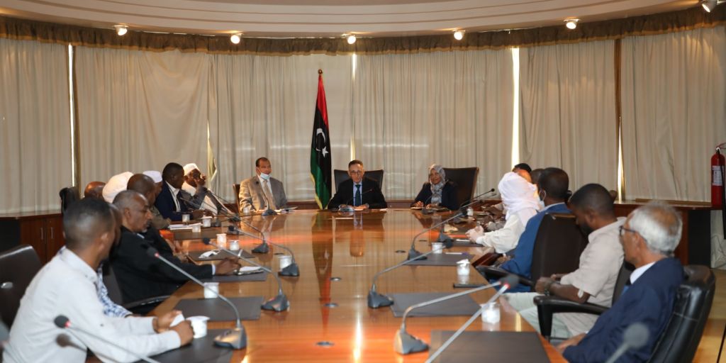 وزير الاقتصاد والتجارة يلتقي حكماء واعيان مدن ومناطق الجنوب.
