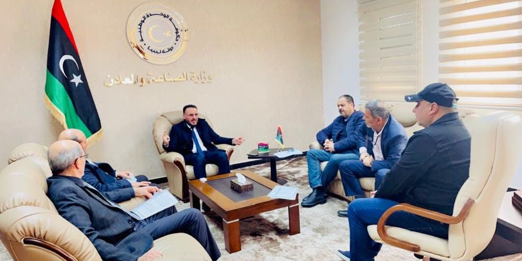 وزير الصناعة والمعادن يناقش البدء الفعلي في مد بعض المناطق الصناعية بالغاز