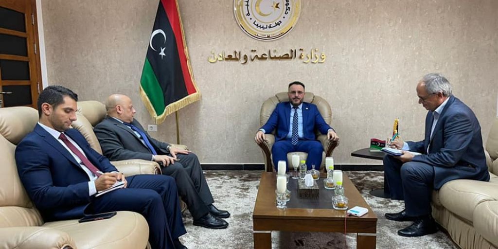 وزير الصناعة والمعادن يستقبل سفير الجمهورية المصرية