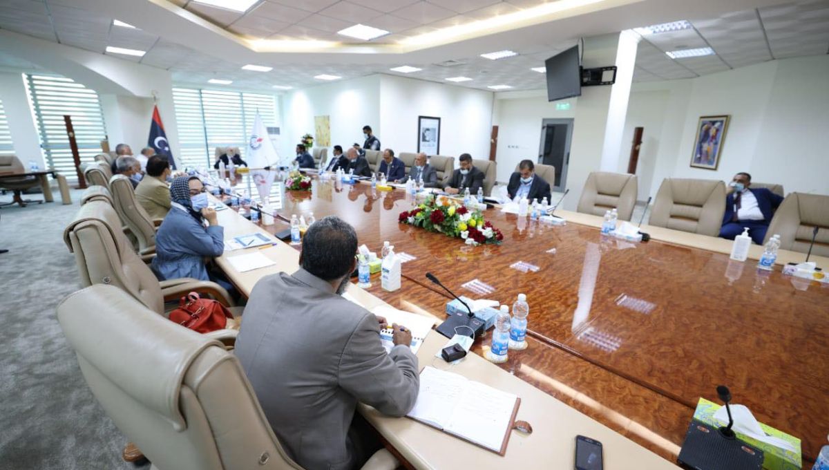 رئيس المؤسسة الوطنية للنفط يستعرض مع رئيس لجنة إدارة شركة الزاوية آلية تنفيذ مشروع إنشاء مصنع خلط وتعبئة الزيوت ببنغازي، ومشروع تطوير مصفاة الزاوية .