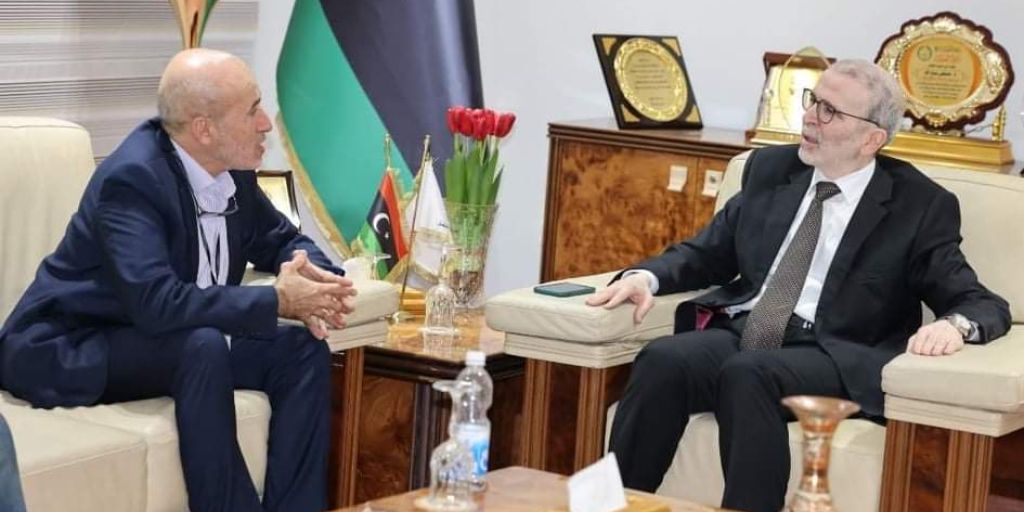 صنع الله يستعرض مع مدير عام مركز مصراته التخصصي لعلاج القلب ، الدعم المقدم من مؤسسة النفط لهذا المركز الذي سيفتتح قريبا.