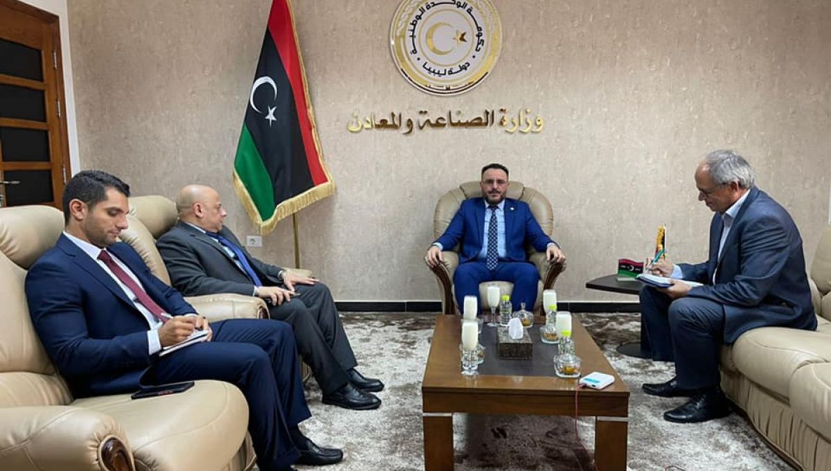 وزير الصناعة والمعادن يستقبل سفير الجمهورية المصرية