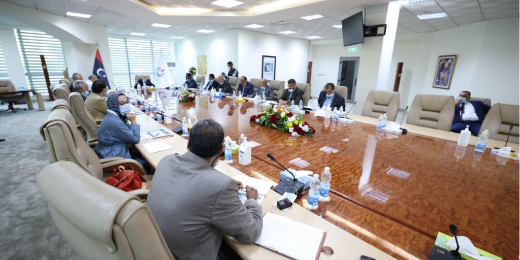 رئيس المؤسسة الوطنية للنفط يستعرض مع رئيس لجنة إدارة شركة الزاوية آلية تنفيذ مشروع إنشاء مصنع خلط وتعبئة الزيوت ببنغازي، ومشروع تطوير مصفاة الزاوية .
