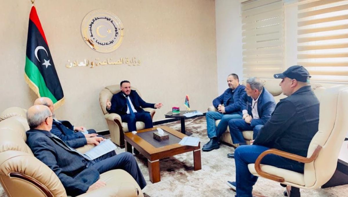 وزير الصناعة والمعادن يناقش البدء الفعلي في مد بعض المناطق الصناعية بالغاز