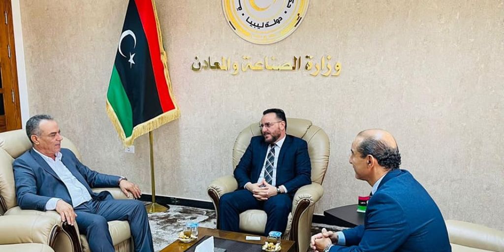 وزير الصناعة والمعادن يناقش مع رئيس مجلس إدارة الشركة الليبية الصناعية القابضة إعادة تشغيل المصانع المتوقفة.