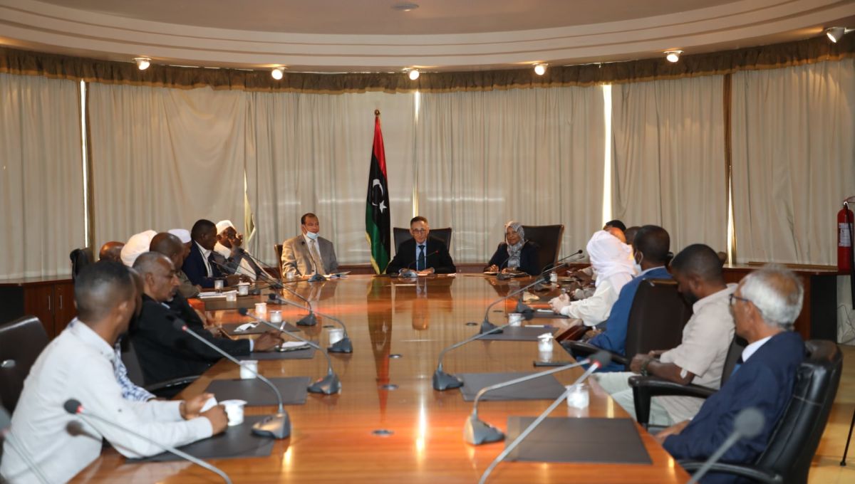 وزير الاقتصاد والتجارة يلتقي حكماء واعيان مدن ومناطق الجنوب.